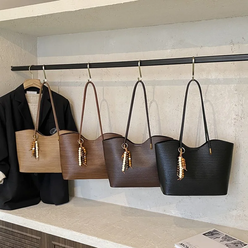 

Vintage Inspired Leather Messenger Bag For Women With Crossbody Strap For Practical Daily Use