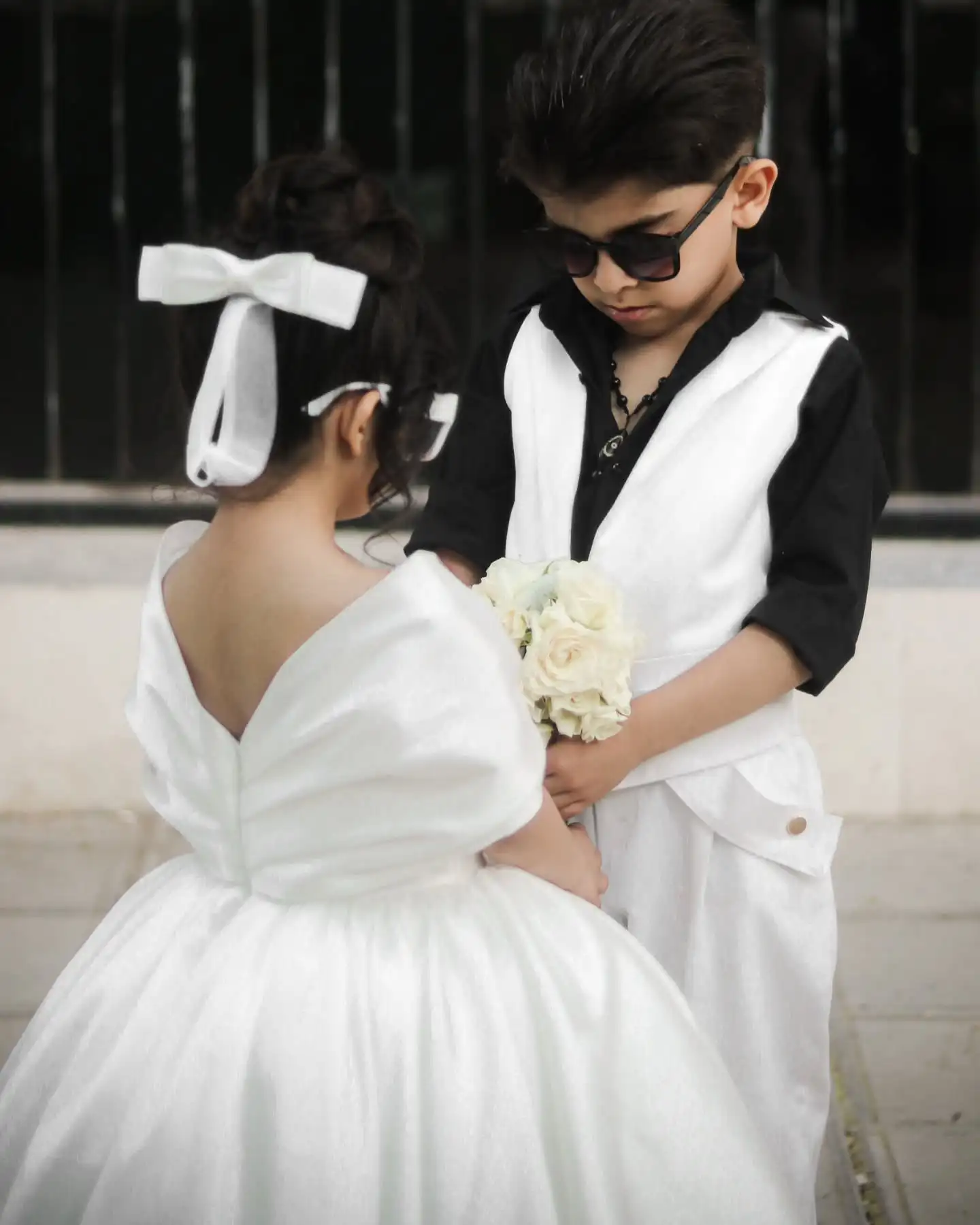 Abito da ragazza di fiori per semplici abiti da festa di compleanno in raso per feste di matrimonio per ragazze adolescenti con spalle scoperte e lunghezza del pavimento