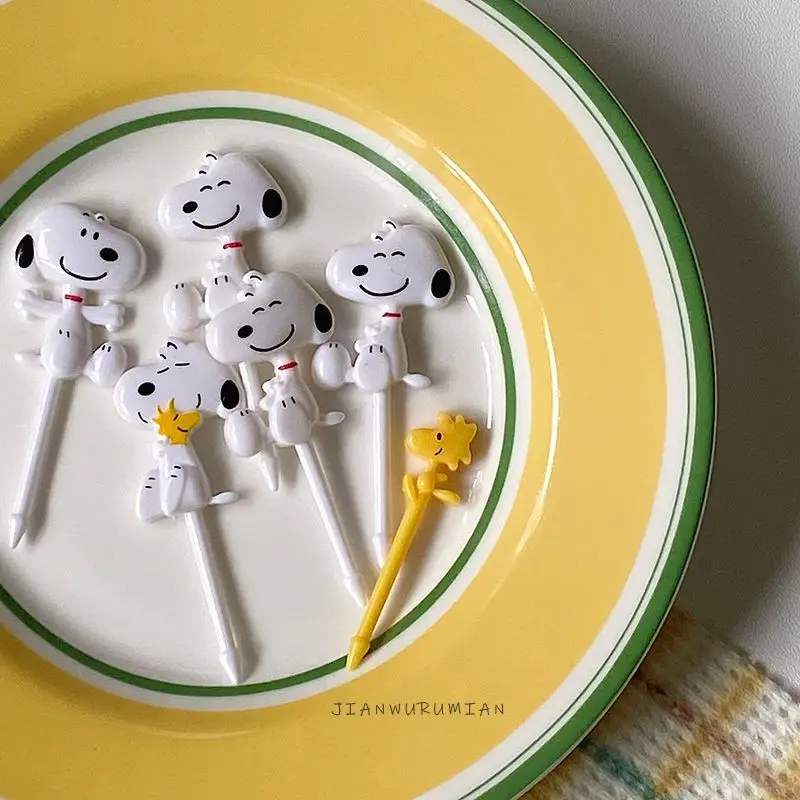 8 sztuk Anime śliczne Snoopy znak owoców Cartoon dzieci widelec do owoców widelec Bento japoński przenośny wystrój ciasta zabawki prezenty