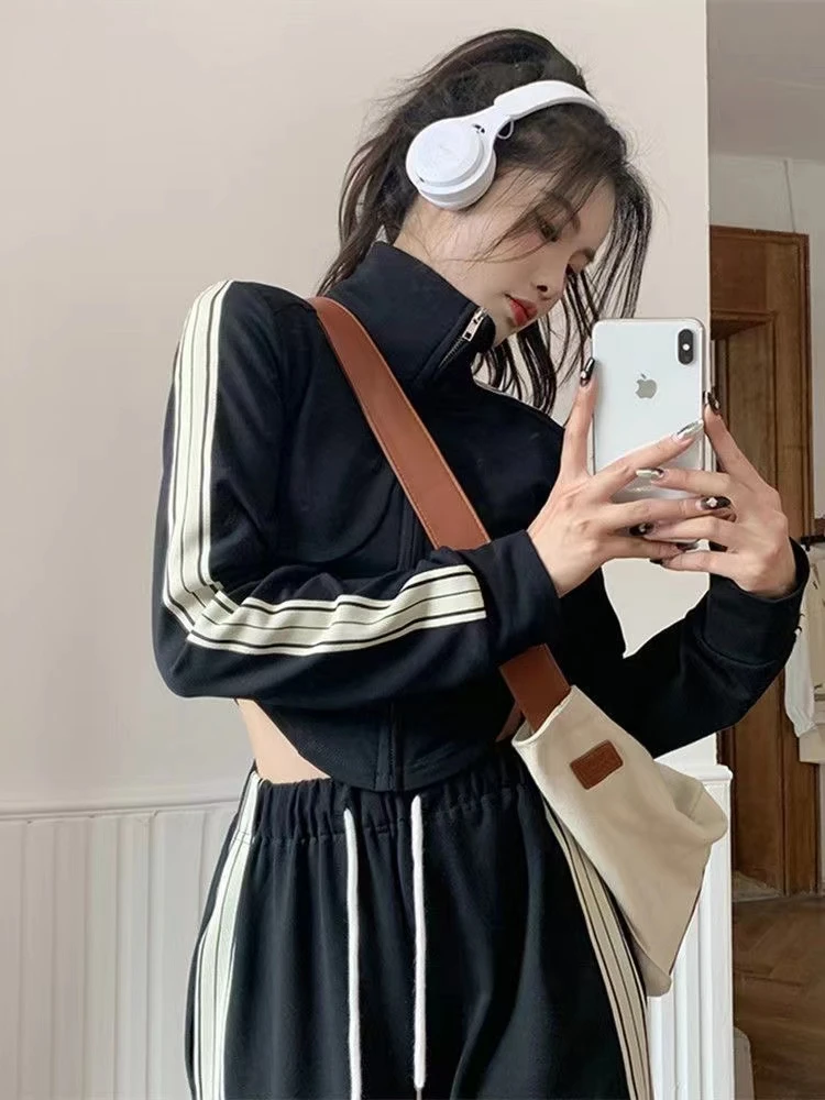 

Весенне-осенний комплект из двух предметов: укороченный топ с длинными рукавами в полоску и широкие брюки для женщин больших размеров