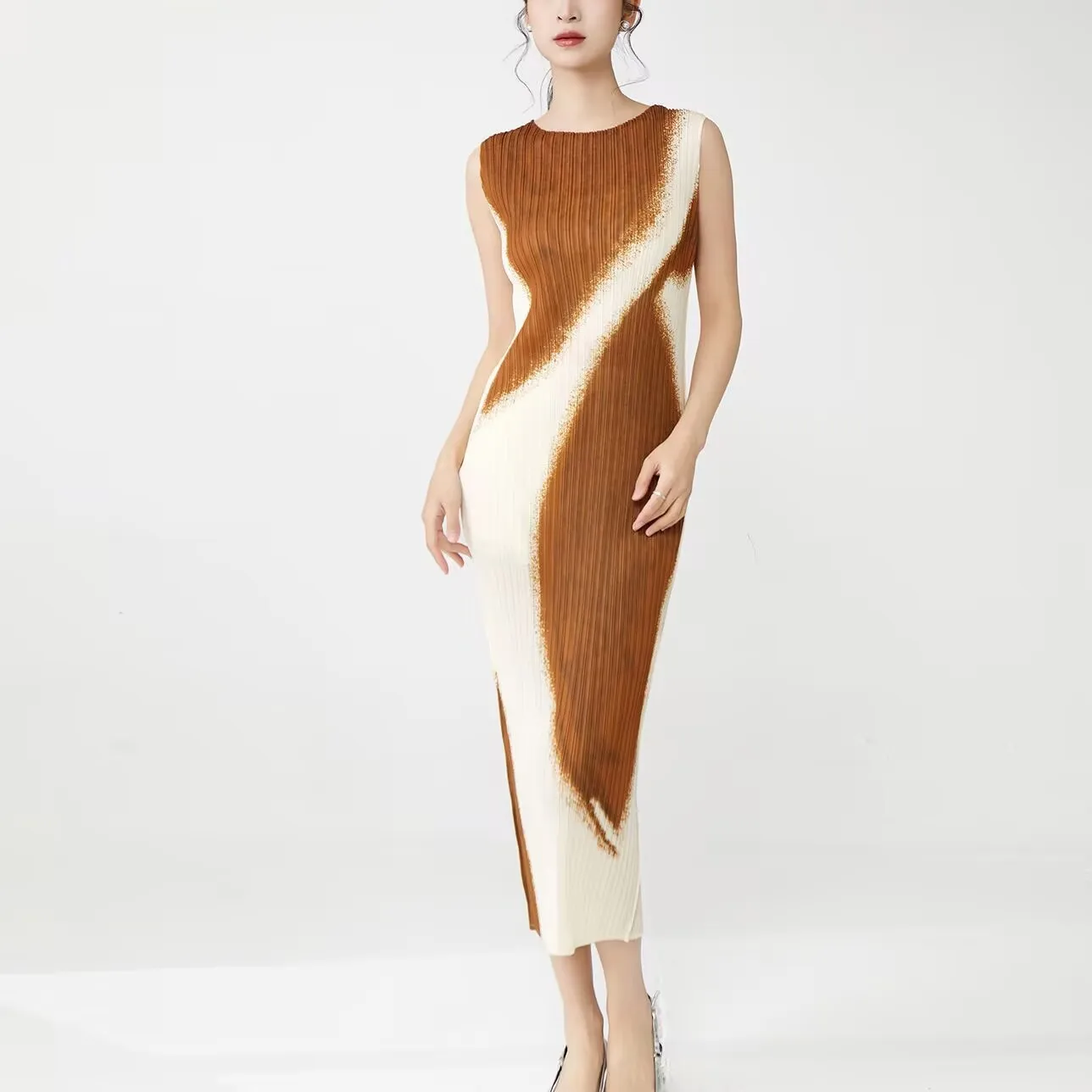 ใหม่ชุดราตรีชุดฤดูร้อน 2025 ชุดมิยาเกะหญิงความรู้สึกอาวุโส Niche การจับคู่สีชุด Elegant ชุดตรง