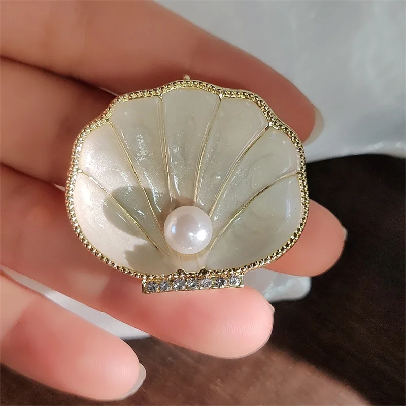 Moda criativa concha broches feminilidade elegante pérola corsage crachá pino para mulheres terno acessórios peito festa jóias