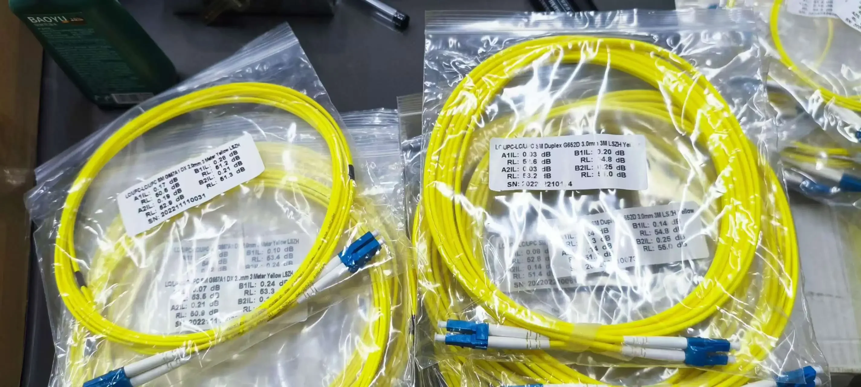 Custombrodered LC/UPC-LC/UPC Fiber Optique Patch rette DX 3.0mm Mode Unique 9/125 G65OJ Jaune LSZH Veste 1M/2M/3M/5M