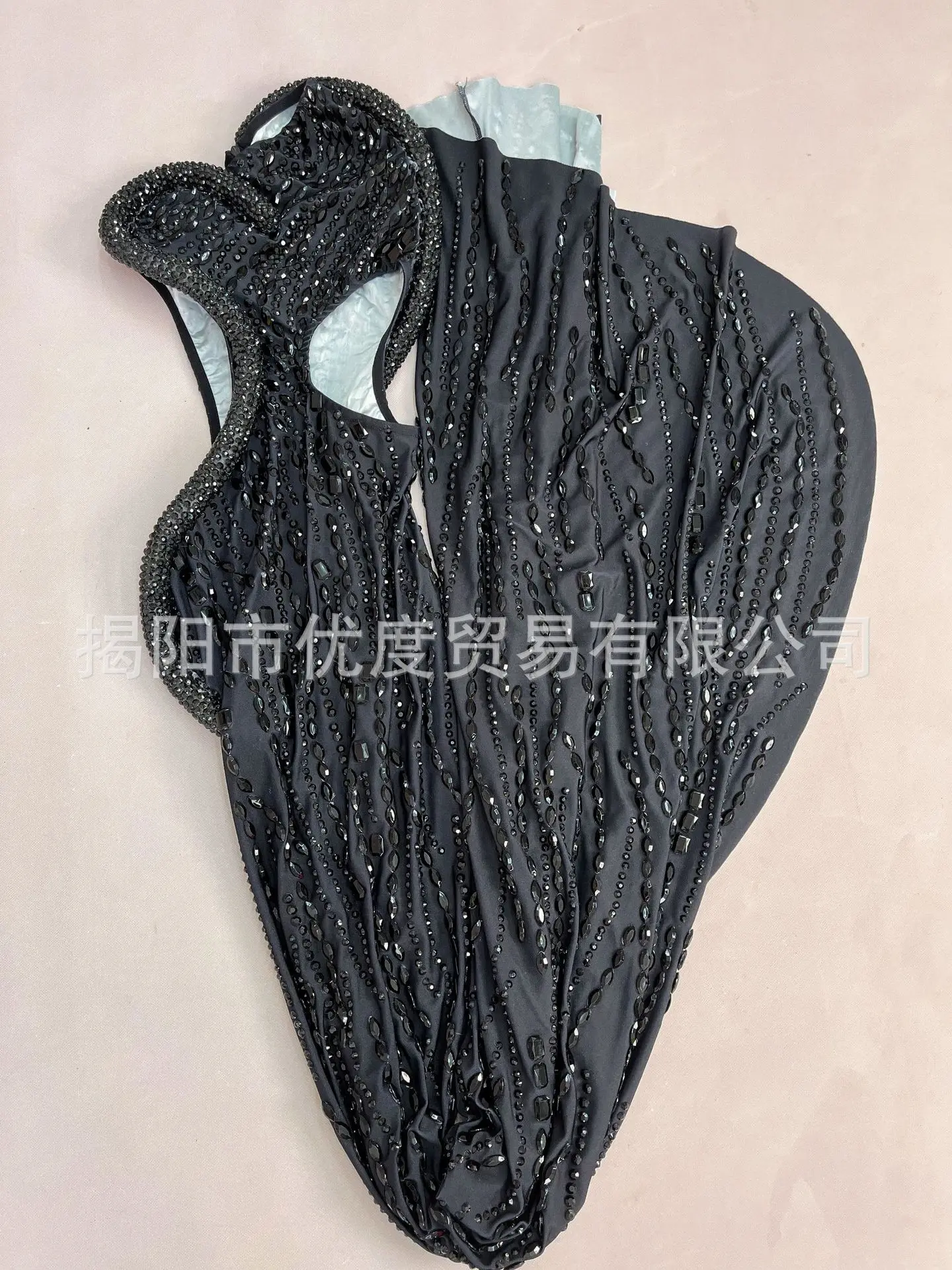 2026 Design Sense-vestido de malla con cola oscilante y cintura de un solo hombro, vestido de diamantes de imitación para banquete, bebida, actuación de fiesta, seda negra