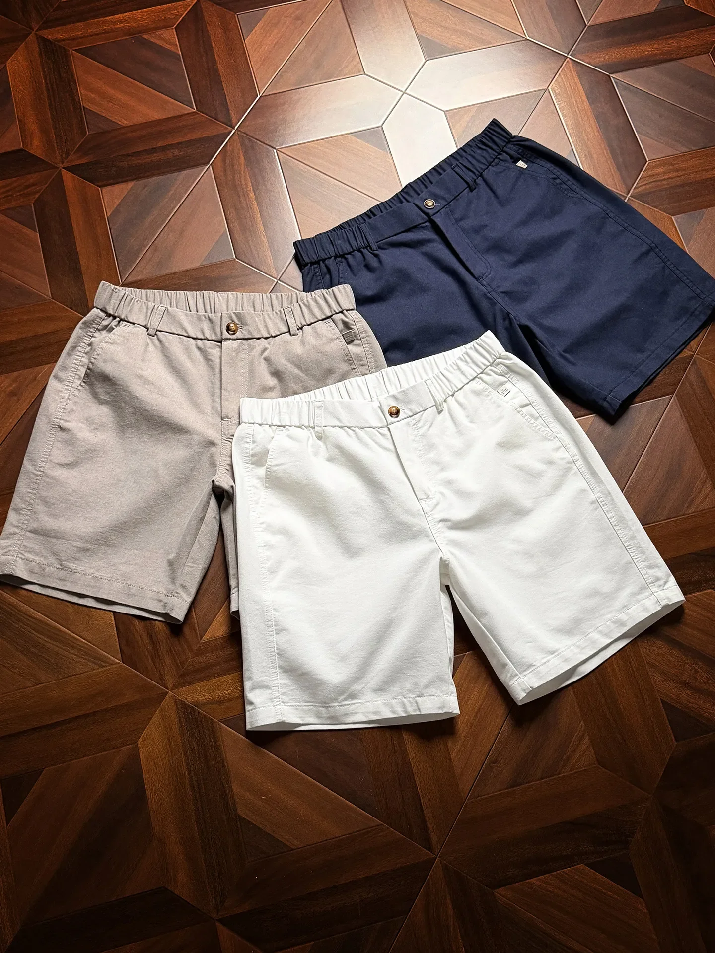 Soft to the touch, waxy and skin-friendly, daily refreshing and durable, clean white casual five-point shorts