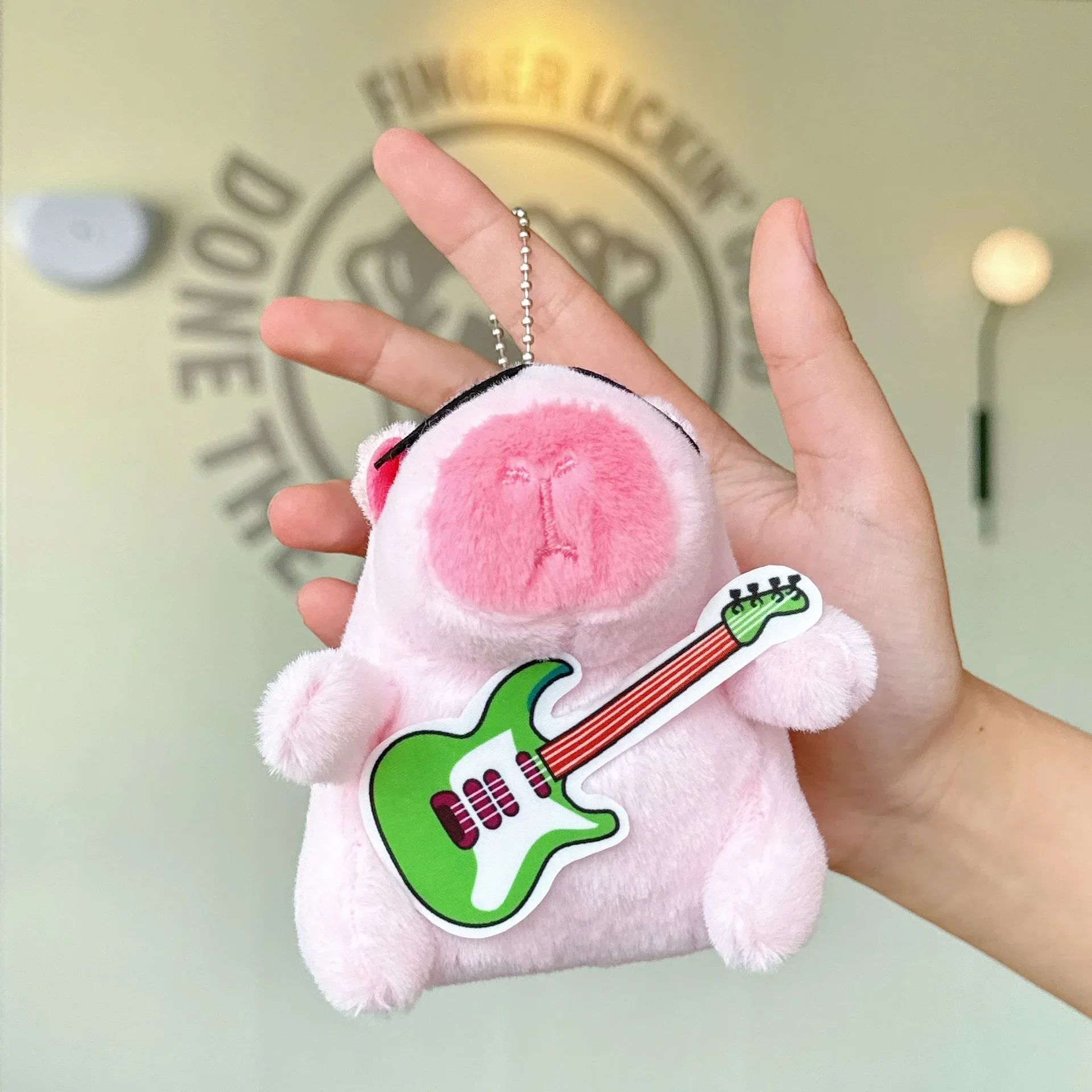 미니 기타 카피바라 플러시 장난감 만화 카피바라 키 체인 자동차 장식 부드러운 박제 동물 배낭 음악 애호가를위한 매력 선물