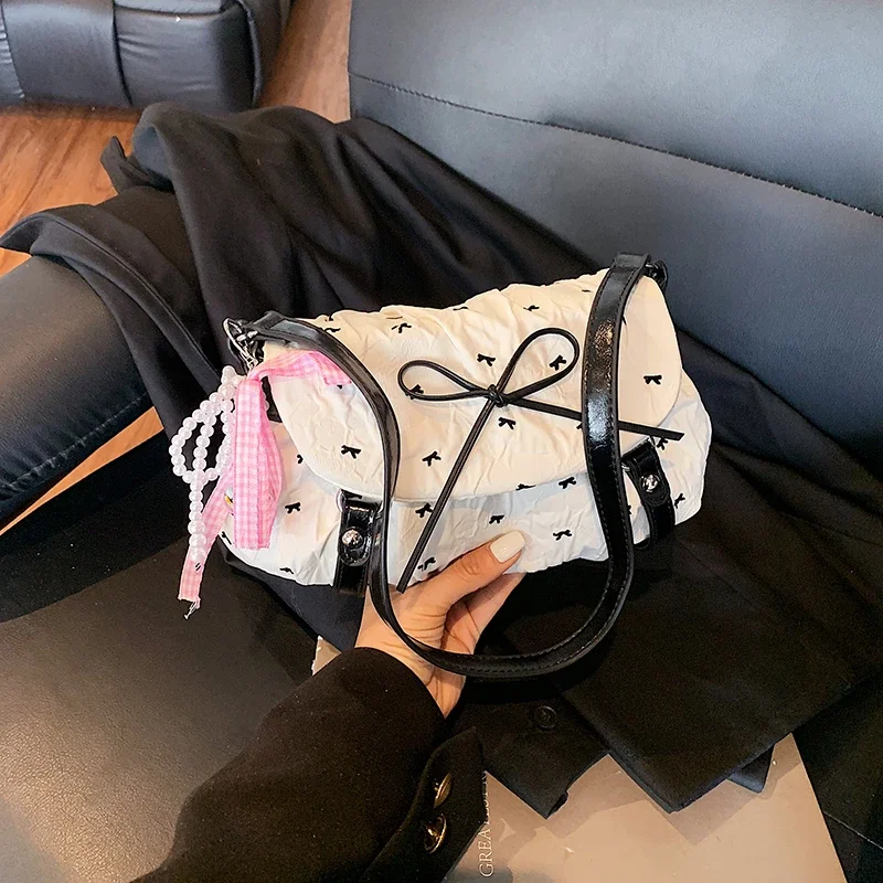 

2025 новые модные изысканные сумки на плечо из искусственной кожи с застежкой, большая вместимость, популярные молодежные сумки через плечо для женщин