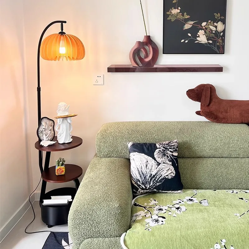 عدد قليل من مصابيح الأرضية بجوار الأريكة الأمريكية القديمة، وغرفة النوم العتيقة في غرفة المعيشة، ورف بجانب السرير للتخزين العمودي #3