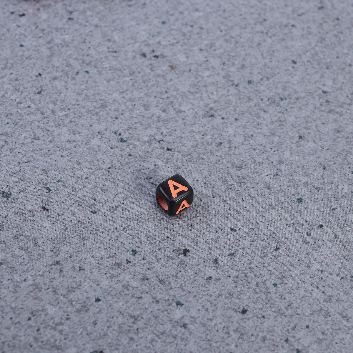 

Акриловые бусины-кубики с буквами 6 мм для изготовления украшений своими руками: браслетов, ожерелий, развивающих поделок, декора для вечеринок, подарков на День матери