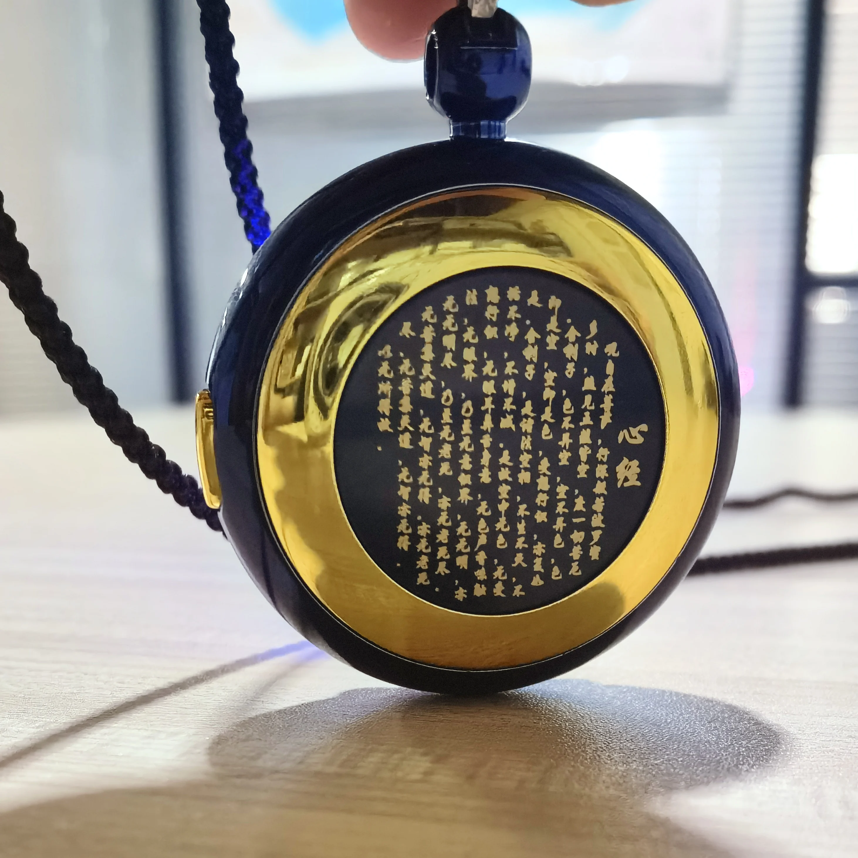 

COZING Luxury 650nm Laser Health Pendant Advanced Red Light Technology for Heart Comfort, Elegant Unisex Jewelry Design