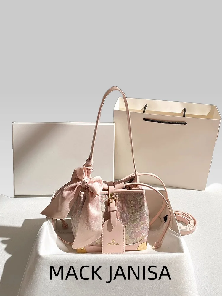 

Модная и популярная сумка-ведро с милыми шарфами и нежным цветочным принтом. Роскошная и верхняя сумка 2024.