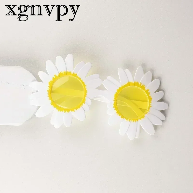 xgnvpy Men's Stylish Sunflower Daisy Sunglasses Party Props Eye Catching Looks Accessory