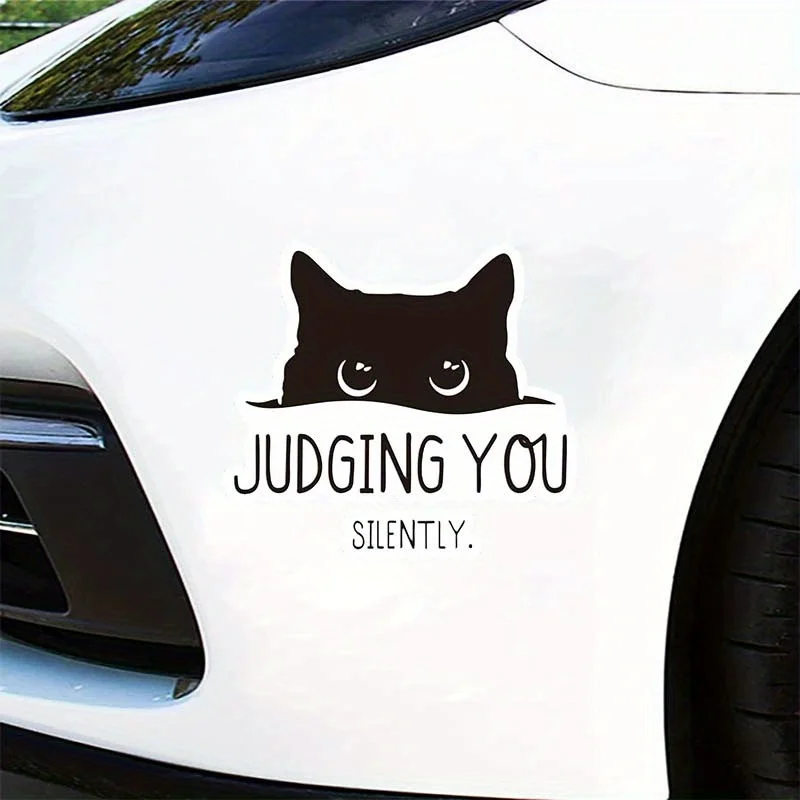 Autocollant de voiture en vinyle humoristique et unique avec motif de chat noir intrigué et la phrase « Judging You Silently »