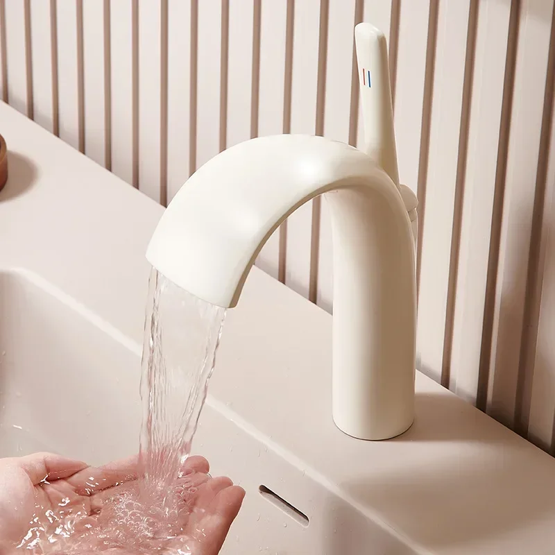 Keran wastafel kamar mandi tembaga murni kreatif untuk air panas dan dingin, keran air terjun untuk wastafel kabinet MT2526