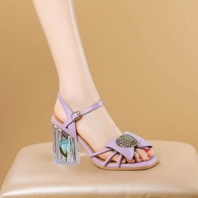 

Красочные сандалии с ромбовидной пряжкой и бантом на одном ремешке, женские нескользящие износостойкие туфли на высоком каблуке с квадратным носком и открытым носком, тонкий ремешок