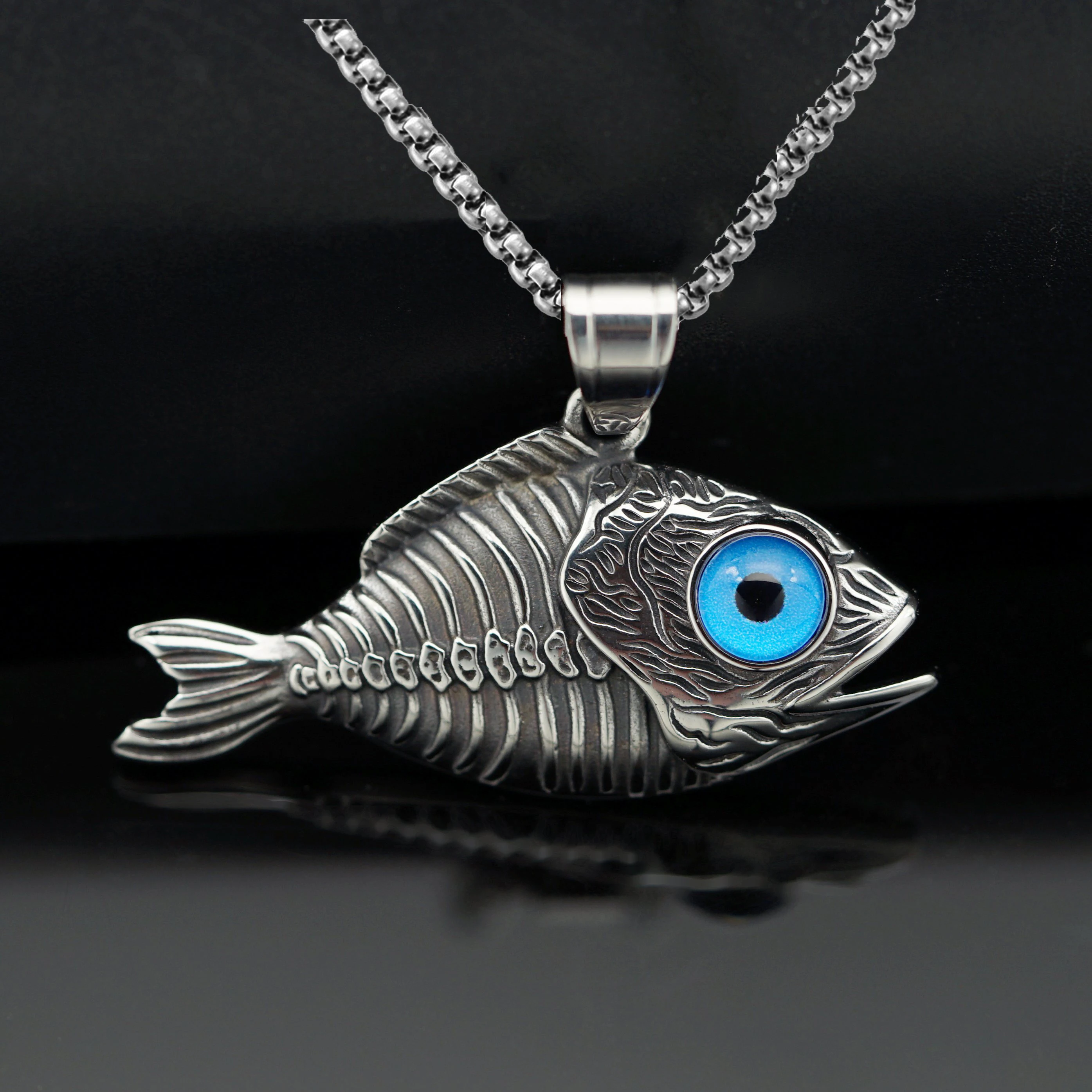 2023 New Design Men's Retro Creative Blue Eyes Fishbone Pendant Fashion Silver Stainless Steel Chain Necklace for Gifts