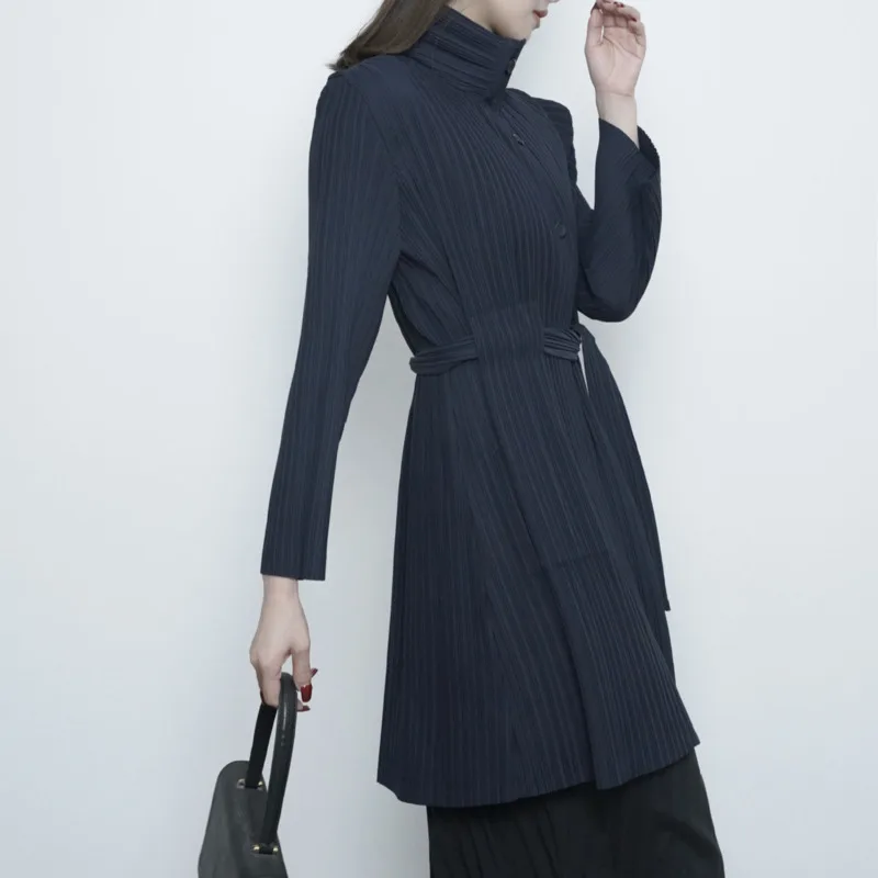 เสื้อแจ็คเก็ตพลีทสีพื้นความยาวปานกลาง YFPF Miyake แฟชั่นผู้หญิง สายรูดผูกเอว กระดุมติด เสื้อโค้ทลำลอง คอลเลคชั่นใหม่ 2025