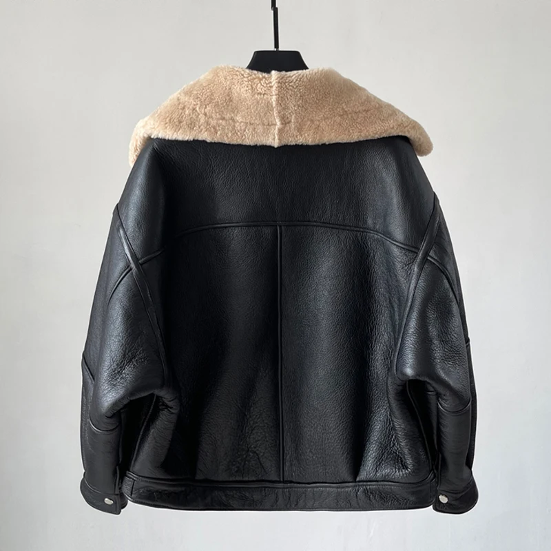 سترات شتوية أصلية من جلد الغنم لعام 2025 للنساء سترات سميكة ودافئة من الجلد الحقيقي من صوف امبسوول للدراجات النارية سترات بسحاب غير رسمية