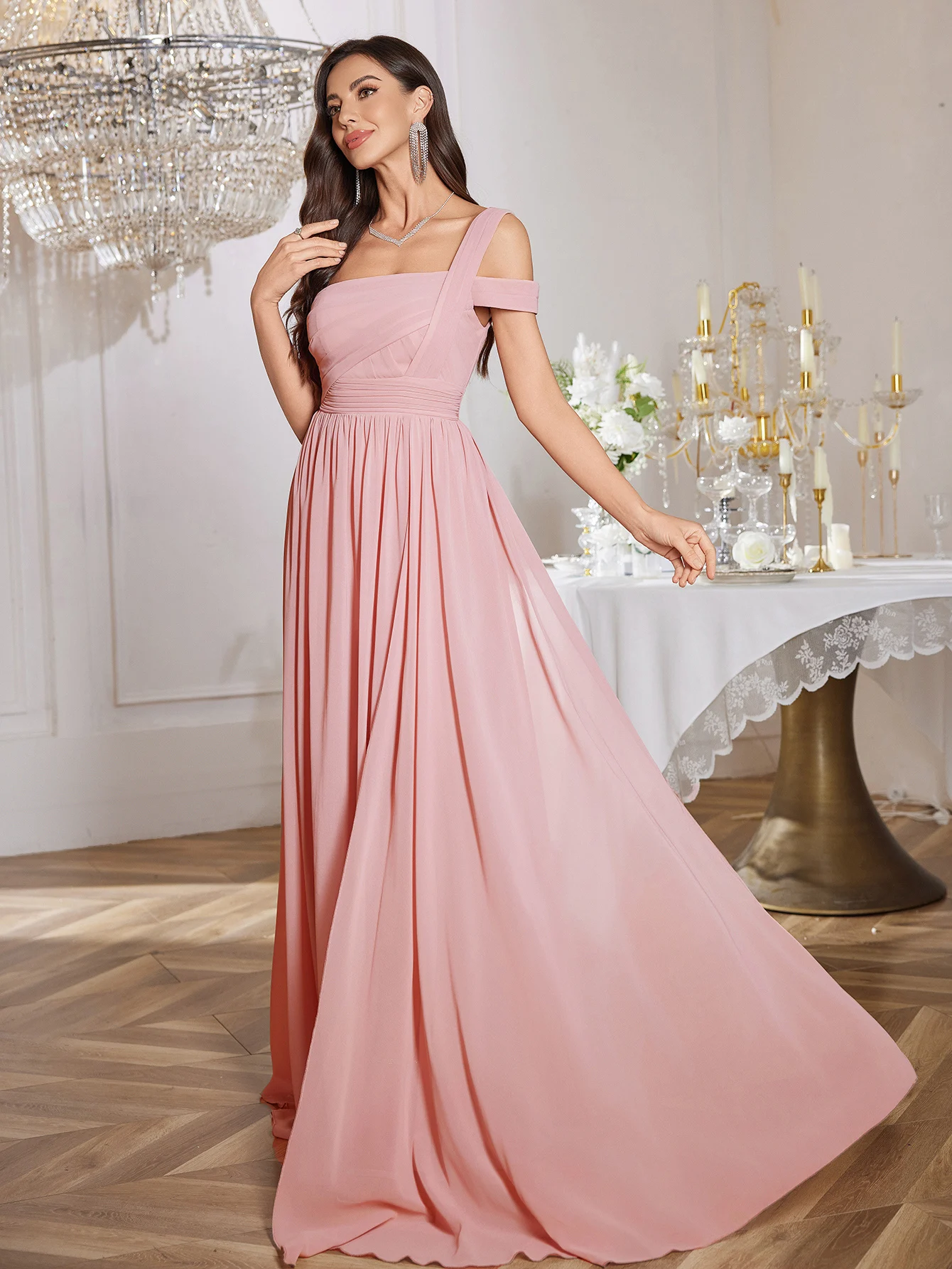 Robe de demoiselle d'honneur élégante à une épaule et dos nu, couleur unie, en mousseline de soie, taille froncée, fente haute, robe de soirée longue jusqu'au sol