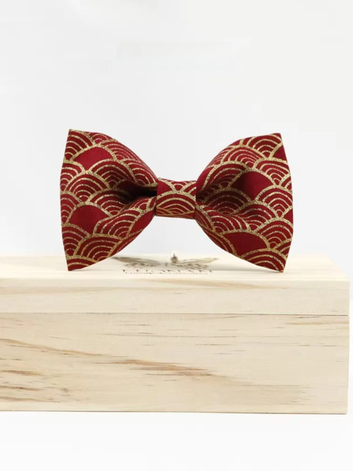 オリジナルウェディングタイ-メンズネクタイ-ディープブルー-レッドプリント-バタフライノット-ウェルシーゴールドウェーブ-カジュアルファッション-シルク素材-ギフトボックス入り