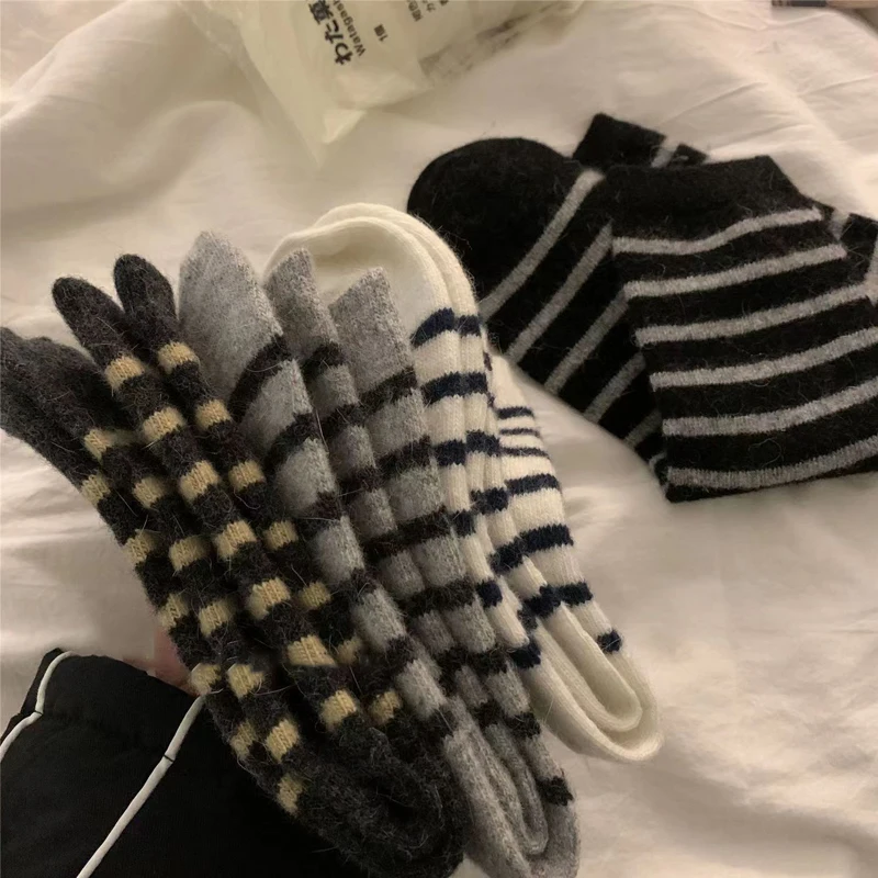 

4 Pairs Women's Socks Set Korean Simple Winter Thick Warm Comfortable Socks For Girl Wholesale Striped Harajuku Sweet Versatile