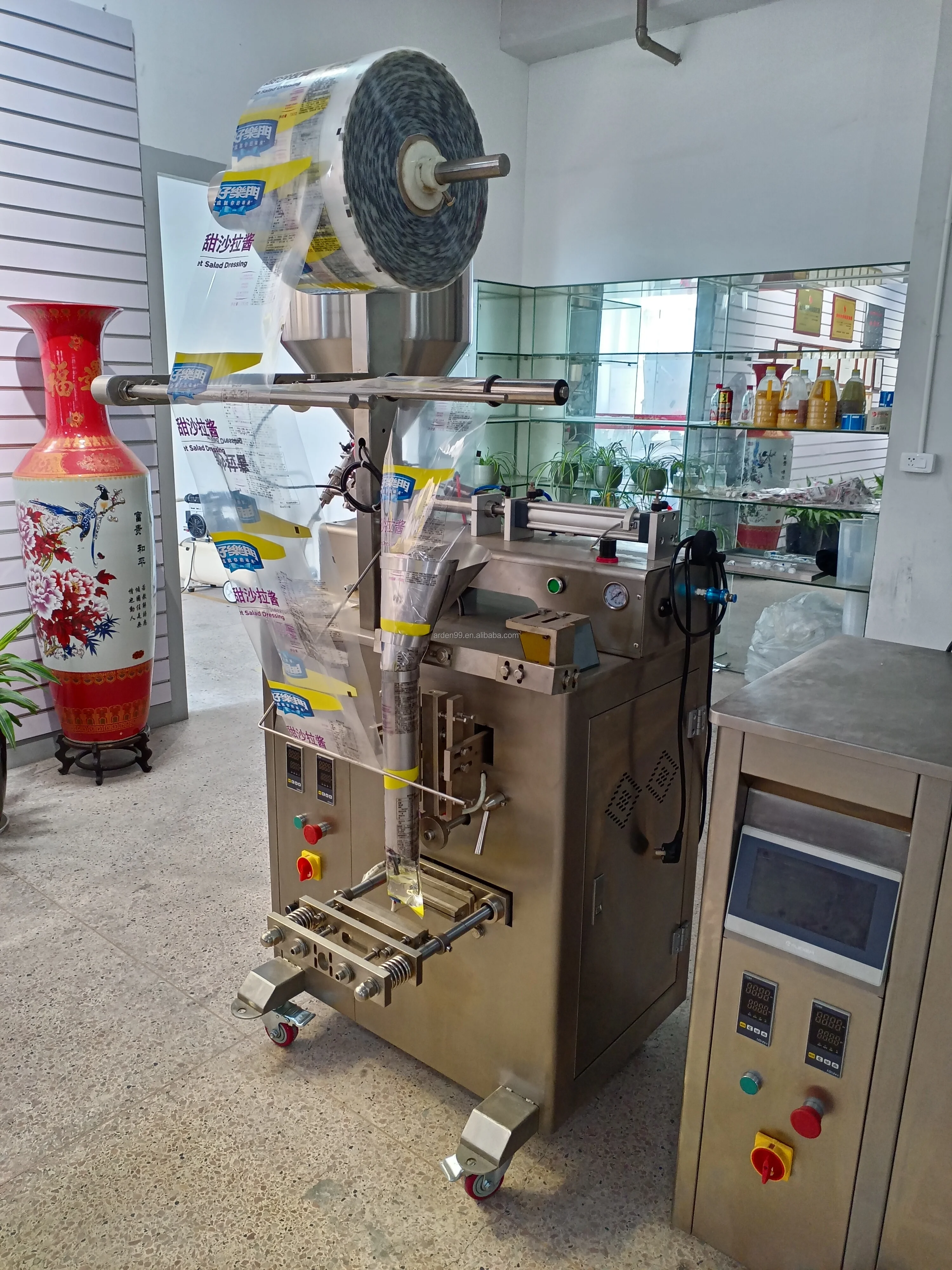 Sachet Water Filling and Sealing Packing Machine Drinking Pure Beverage Juice Milk Sachet Bag Pouch Water Liquid Filling Machine