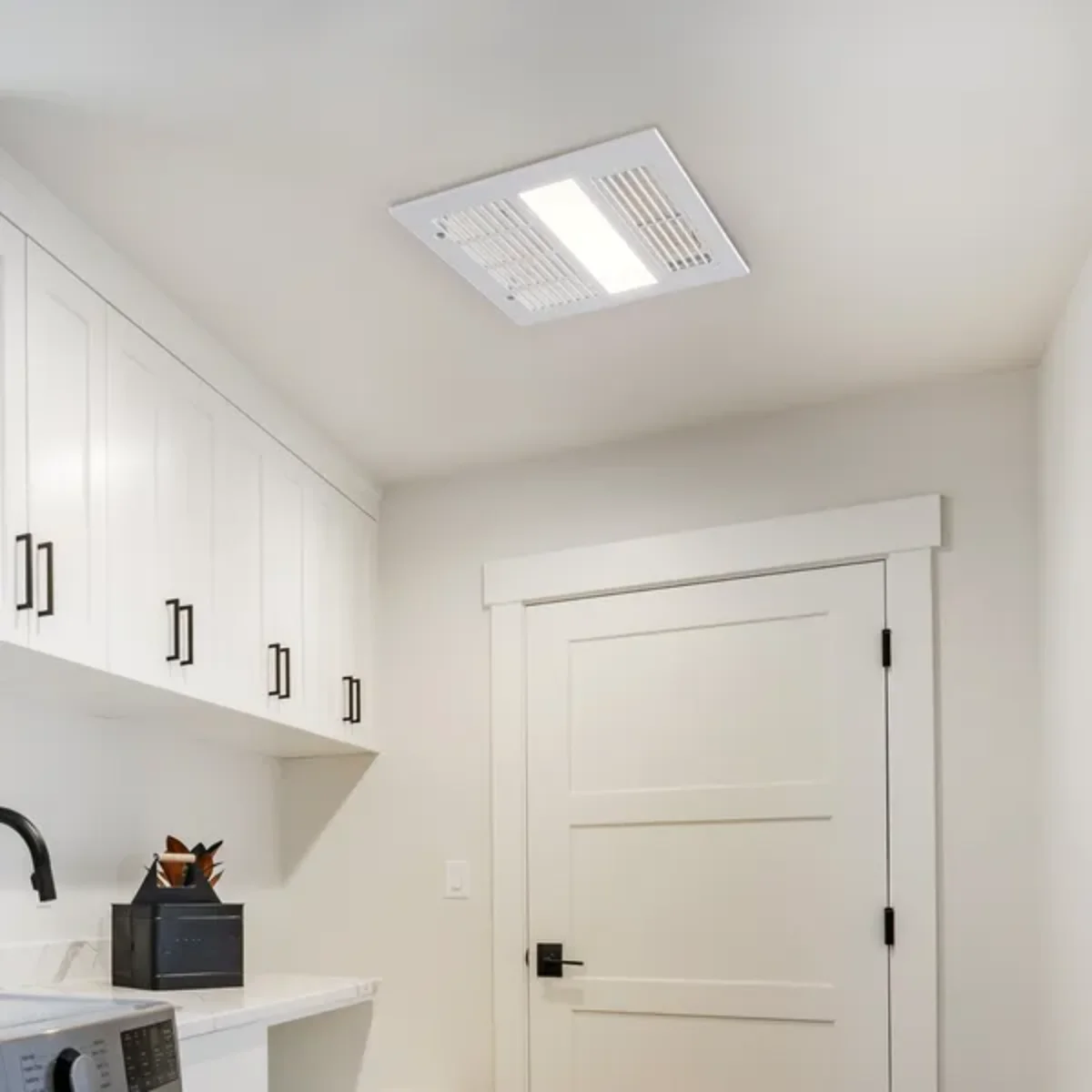 Вытяжной вентилятор для ванной комнаты VEVOR с обогревателем 1500 Вт — 110 куб. футов в минуту, 1,5 сторон, низкий уровень шума, энергоэффективный потолочный вентилятор для установки на чердаке