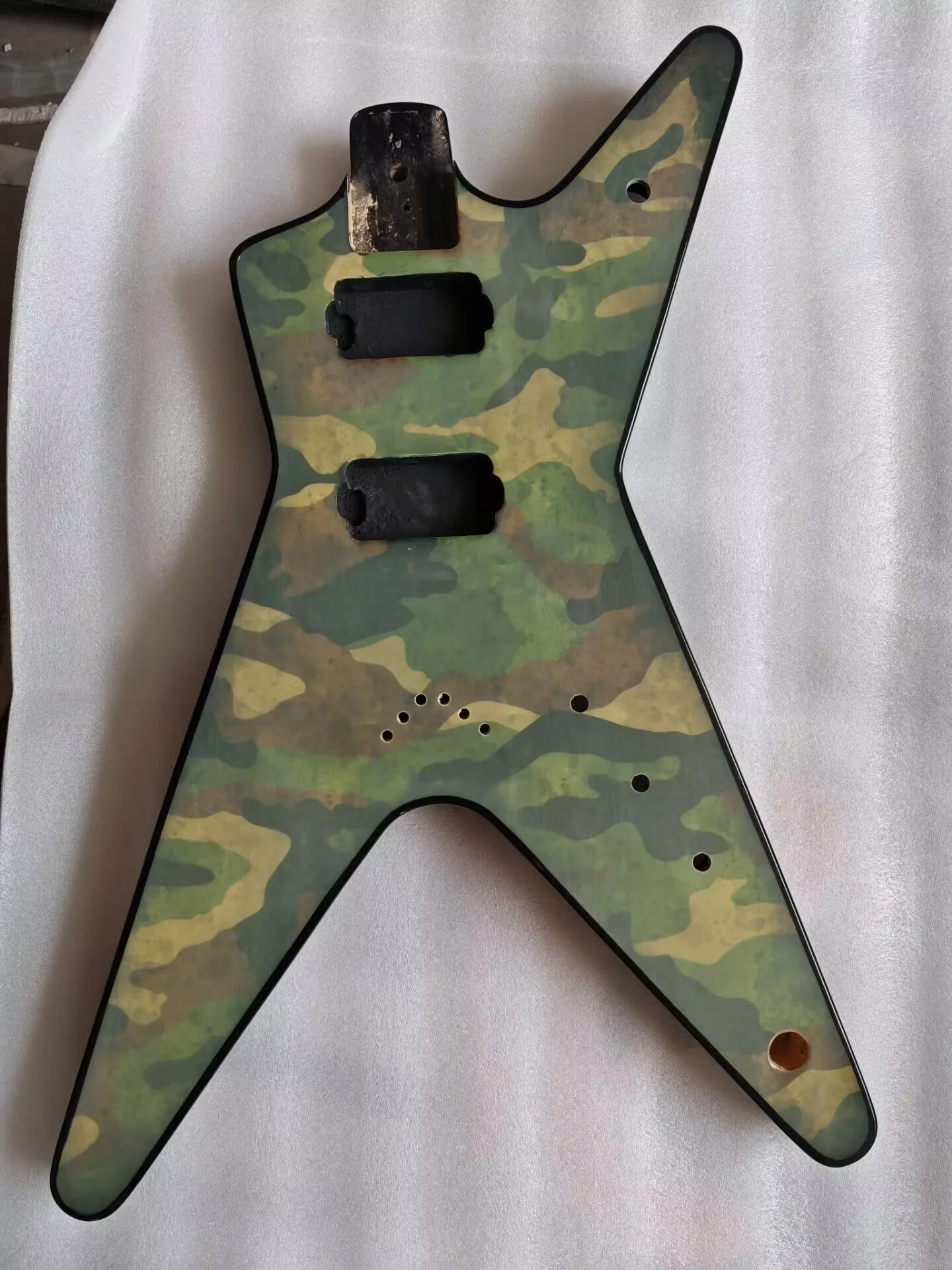 factory-stock-original-electric-guitar-body6-strings-gloss-finished-camouflage-pattern-special-shapedefectivereal-photos