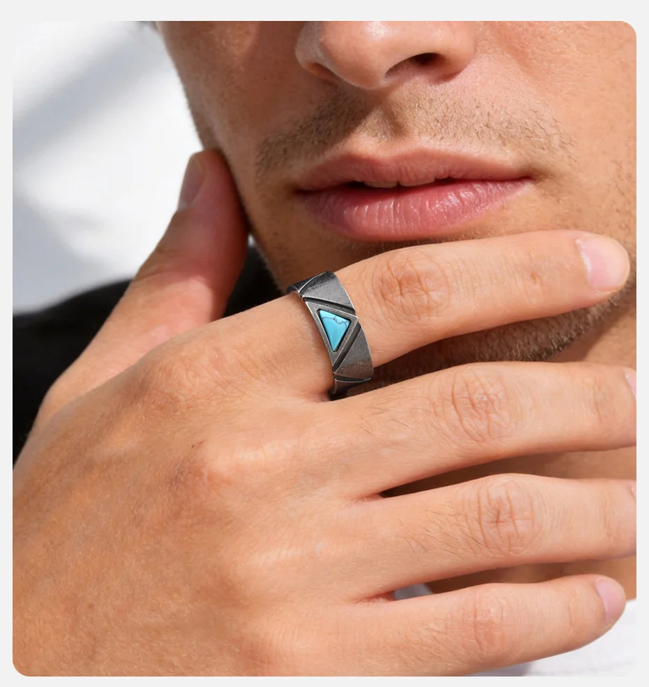 Vnox Retro-Herrenring aus Edelstahl, Vintage-Band mit dreieckigem Türkis-Einlage, hypoallergener Schmuck, Geschenk für Ihn, für den täglichen Gebrauch und Partys – Detail 3