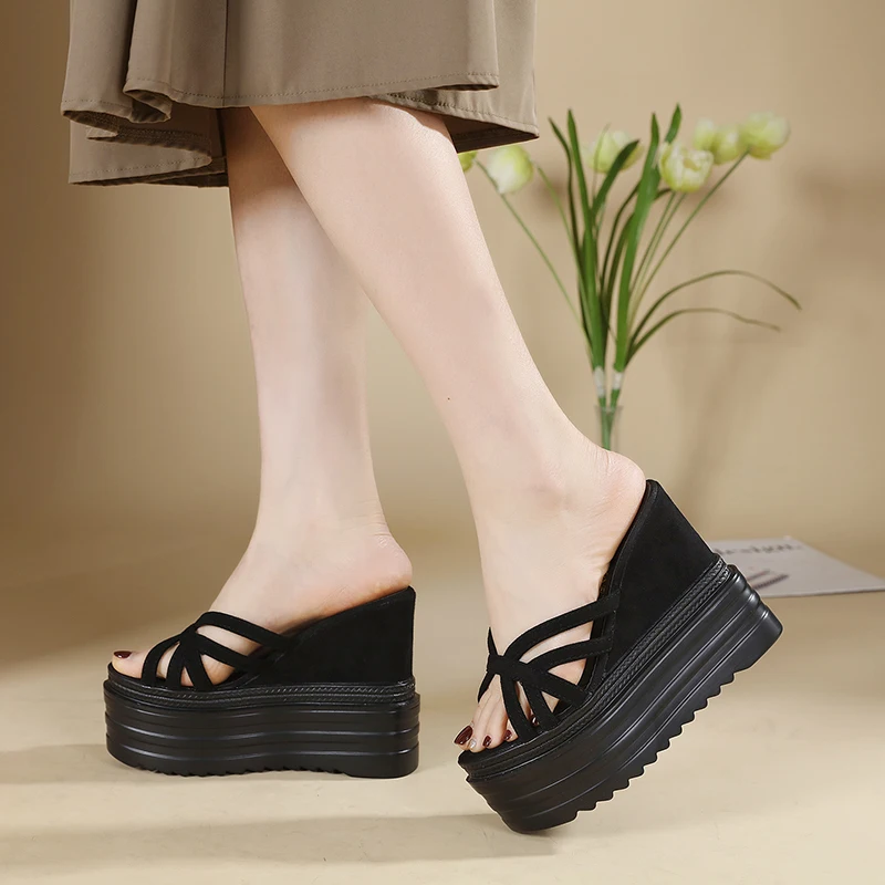 النعال سميكة سوليد للنساء الصيف 15 سنتيمتر زيادة كعكة الإسفنج معقود المفتوحة تو شاطئ الوجه يتخبط النساء الشرائح