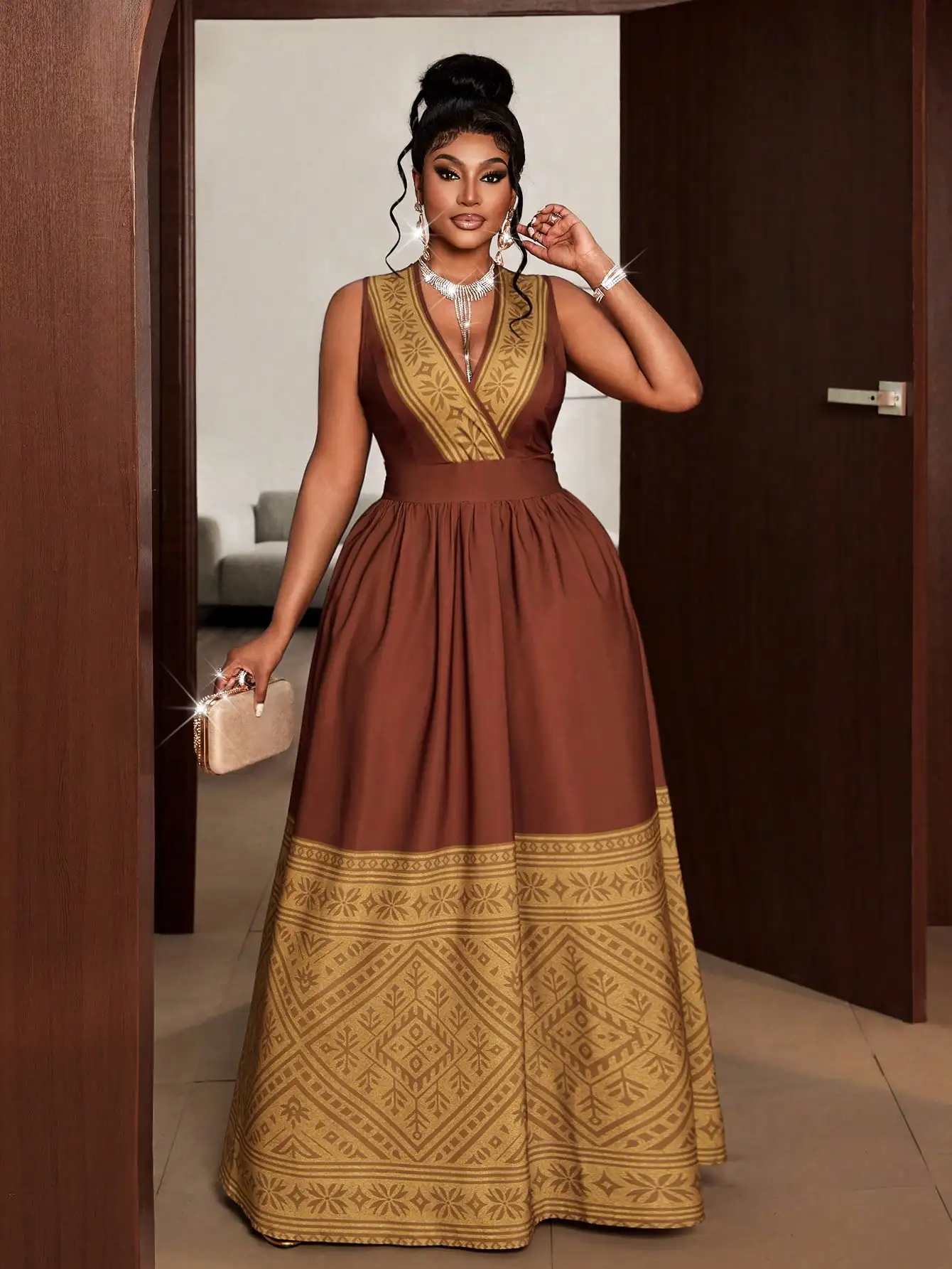 

Платье макси больших размеров без рукавов с V-образным вырезом, геометрическим принтом и оборками по низу