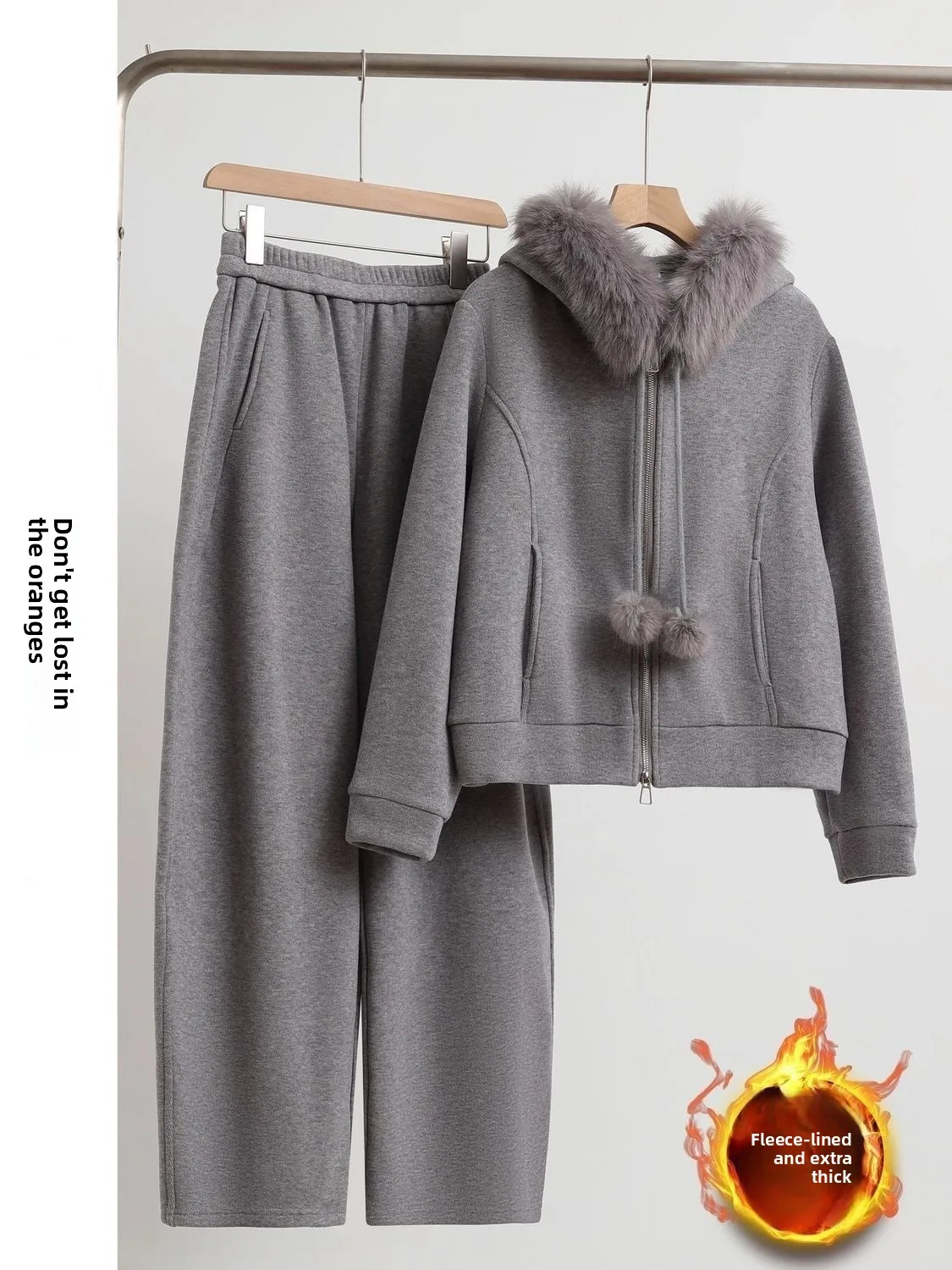 

Утепленный флисовый спортивный костюм для женщин в корейском стиле: зимний комплект из серого худи с капюшоном и брюк с высокой талией, состоящий из двух предметов.
