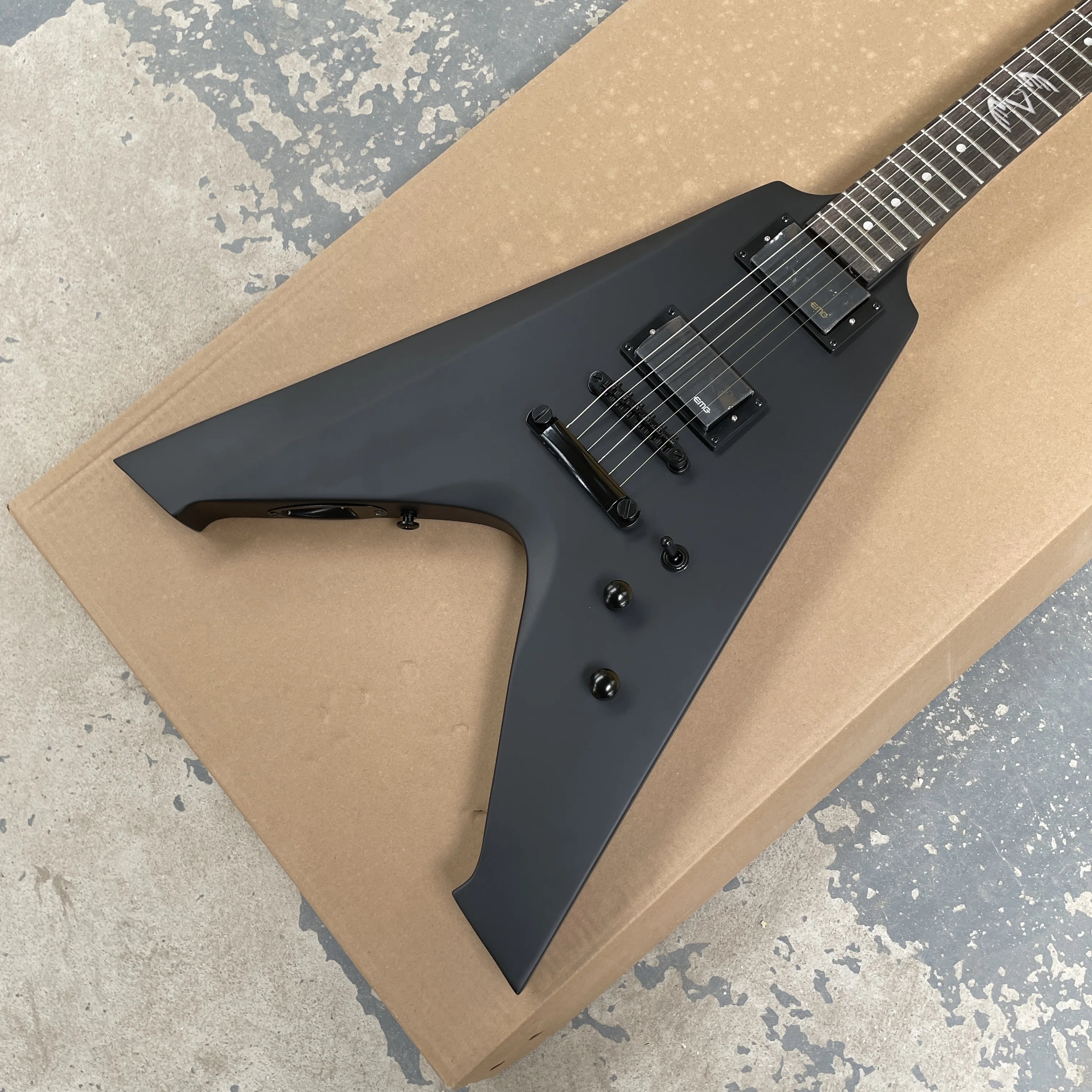 

Matte black Vshaped electricguitar,dual pickuphighconfiguration multi-style rockguitars,stageperformance advanced playerguitarra