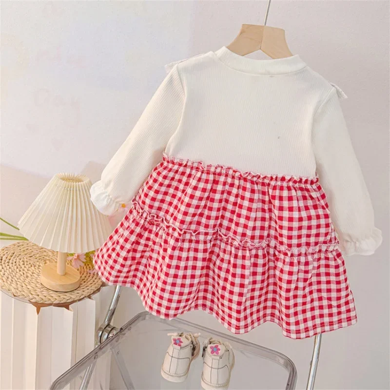 2026 جديد الكورية طفل فتاة فستان دمية طوق الفراولة التطريز خمر مدقق فستان الخريف الاطفال ملابس كاجوال للحفلات