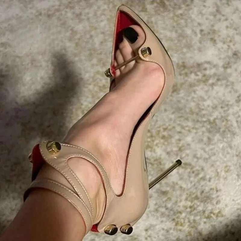 مشبك معدني جوفاء براءات الاختراع والجلود خنجر مضخات النساء الأحمر أشار تو مثير عالية الكعب الموضة العصرية مأدبة الحفلات سيدة الأحذية