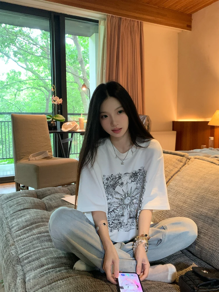 

Летняя женская футболка Yuzuqi с коротким рукавом, белыми стразами и винтажным принтом, свободный крой, круглый вырез