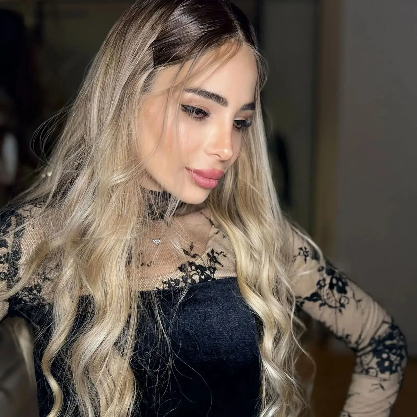 

Top Sale Shadow Roots Long Length Loose Wave Glueless Wigs Synthetic Hair Ombre Light Blonde Front Lace Wigs On Clearance Sale