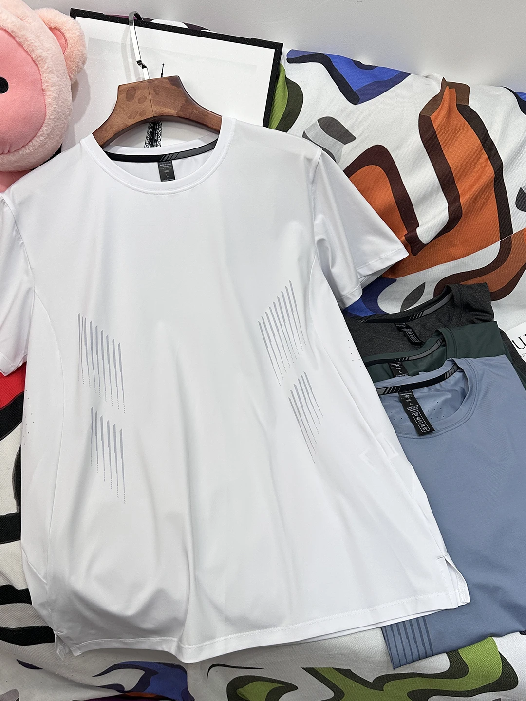 

Ice Sensation Qui Dry Breathable Casual ort Sve T-irt for Men Laser Perforated Summer Faion Urban Stand Fit