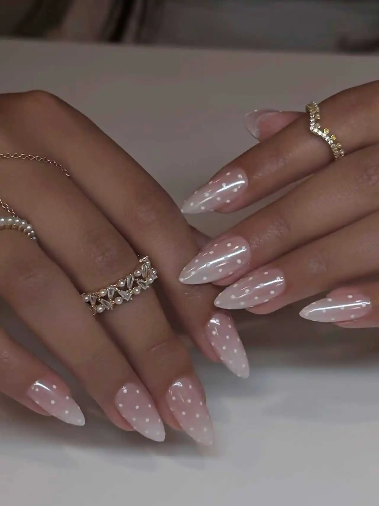 

10 штук чистого миндального лака для ногтей ручной работы, телесного цвета с узором в белый градиент в горошек, простой, но стильный.