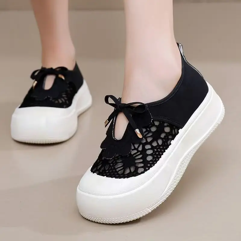 أحذية رياضية كاجوال نسائية صيفية جديدة شبكية نعل سميك غير قابلة للانزلاق قابلة للتنفس سهلة الارتداء خفيفة الوزن بمقدمة مستديرة أحذية خبز أحذية لوحية