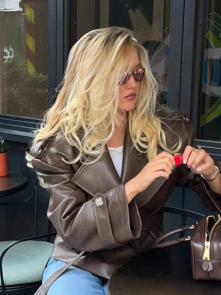 سترة نسائية كاجوال متينة بأربطة وطية صدر السترة من الجلد ورقبة على شكل حرف V وأكمام طويلة وسترات واسعة الكتف للسيدات ملابس خارجية للتنقل اليومي في الشارع