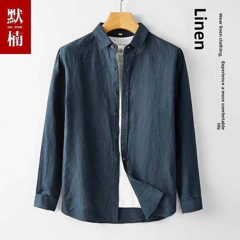 قميص رجالي جديد فضفاض بأكمام طويلة من القطن والكتان، تصميم فني عصري مريح وقابل للتنفس، أسلوب حضري للربيع والخريف بلون موحد