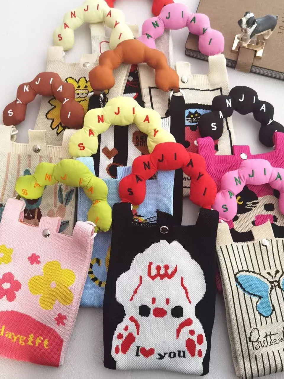 

Милая мультяшная вязаная сумка на запястье, модная сумка для мобильного телефона, прочный полиэстер, внутренняя часть, вертикальная сумка для девочек-подростков