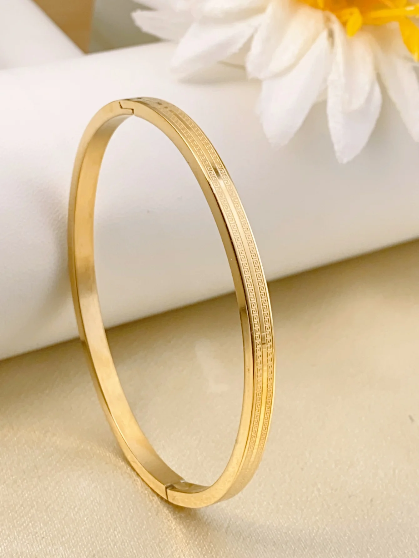 A Stainless steel fashion bangle