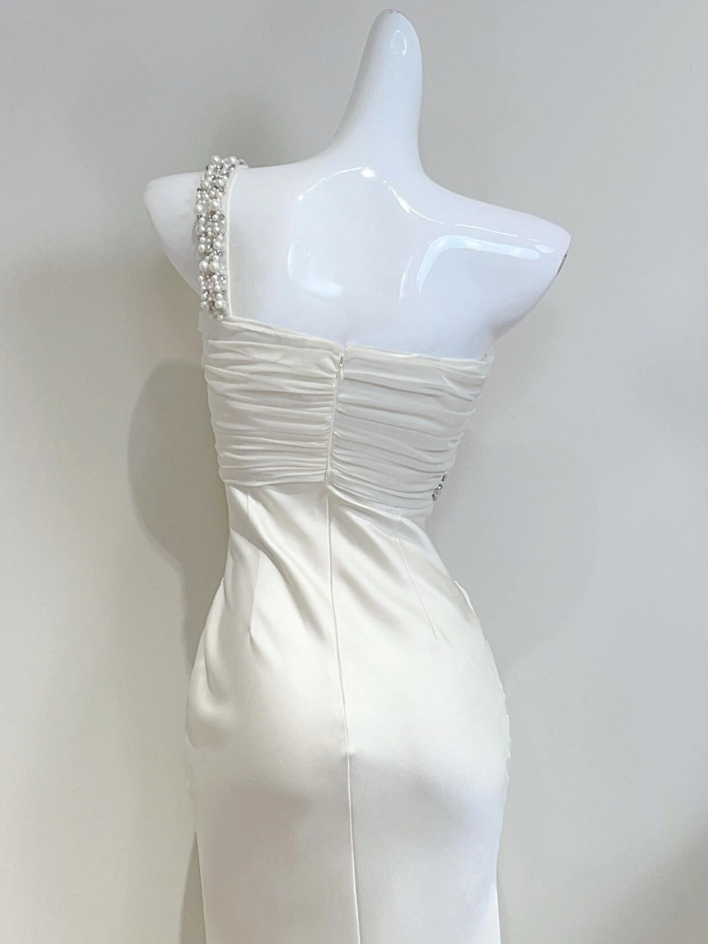 화려한 아이보리 파티 드레스 원 숄더 아이보리 새틴 칵테일 드레스 진주 장식 발목 길이 드레스