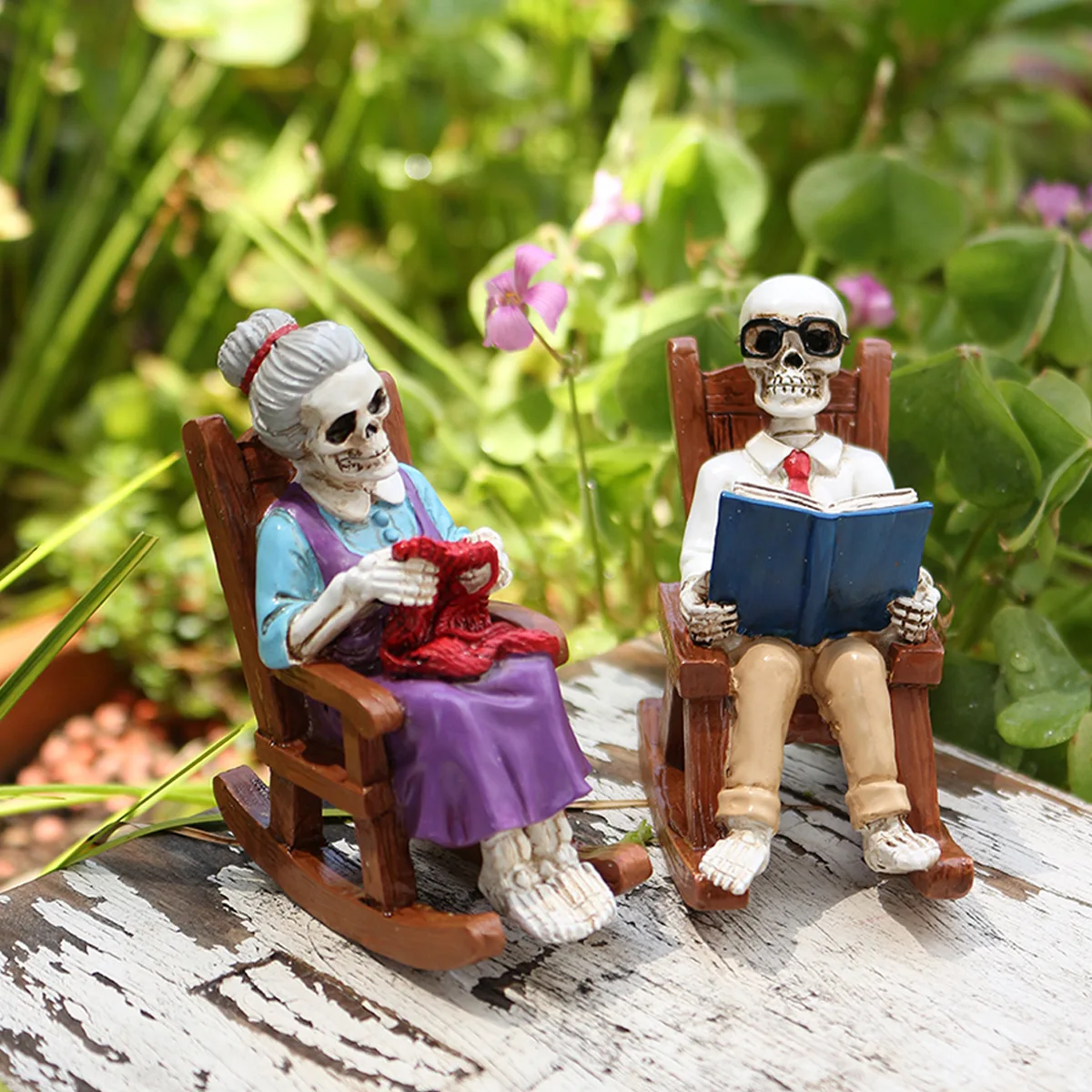 

Skull Couple Statue in Rock Chair Halloween Skull Figurines for Home Table Decor Gifts for Women Haunted House Props