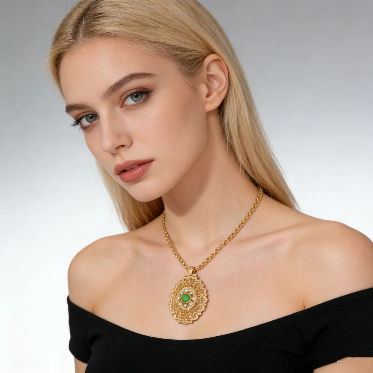 

Arabian Flower Shaped Fashionable Zinc Alloy Embedded Synthetic Resin Pendant Necklace for Brides Daily Wear