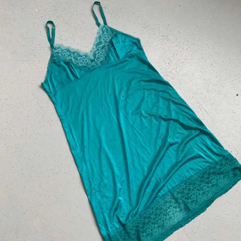 เสื้อสายเดี่ยวผ้าซาตินแต่งลูกไม้สไตล์ Y2K สำหรับสาวๆ ผ้าไหมชายเสื้อไม่เท่ากัน เสื้อสายเดี่ยวยาวปานกลาง เหมาะสำหรับออกงานปาร์ตี้ ﻿