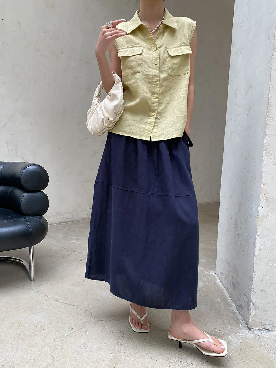 Sommerliche Damen-Weste in einfarbigem Design mit Revers und doppelten Taschen, ärmellos. – Detail 21