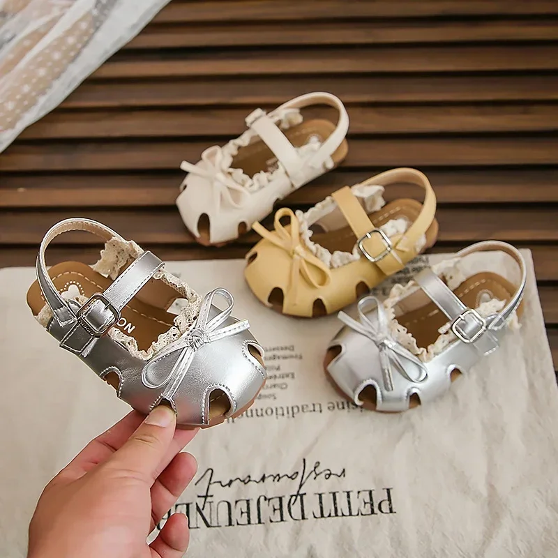 

2025 детские сандалии с закрытым носком для девочек, летняя пляжная обувь на нескользящей подошве для малышей с милым бантом, первые ходунки принцессы для маленьких девочек
